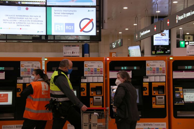 Ticket machines at Barcelona's Sants train station (by Albert Cadanet)